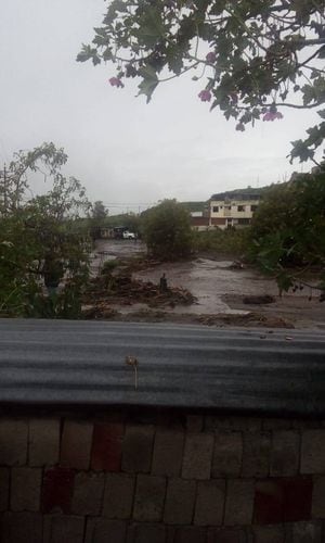Lluvias provocaron desbordamiento de quebrada en Cutuglagua, cantón Mejía