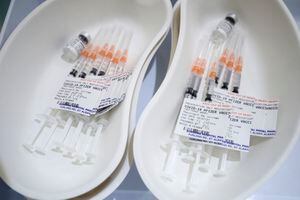 EE.UU. autoriza tercera dosis de vacuna a sistemas inmunes débiles