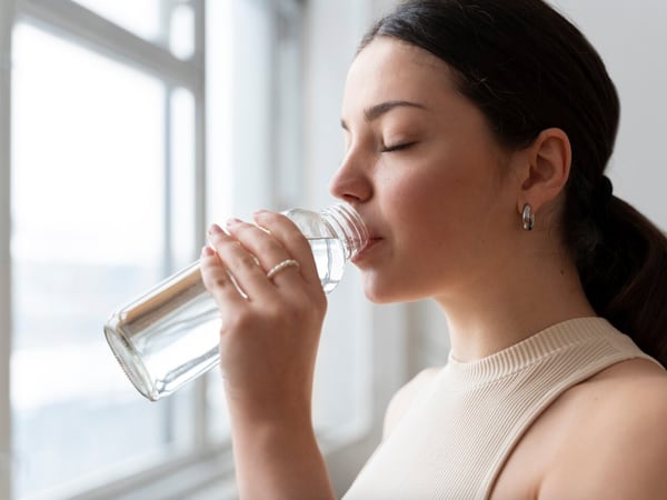 ¿Qué le pasa a tu cuerpo si no bebes suficiente agua durante el día?