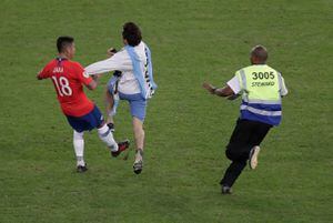 El duro castigo que arriesga Gonzalo Jara por agredir al hincha espontáneo en la derrota de la Roja ante Uruguay