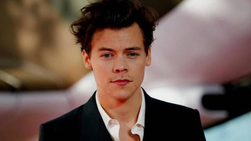 Harry Styles es un cantautor británico con muchos seguidores por su talento y personalidad.