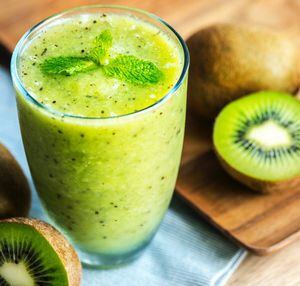 Jugos verdes con espinaca, apio y manzana para estar en forma