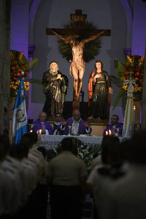 Celebran misa de cuerpo presente de Óscar Vian con desborde de feligreses