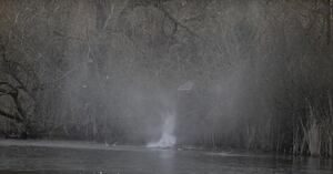 Vídeo impressionante registra redemoinho começando em rio congelado e logo depois se movendo pelo solo