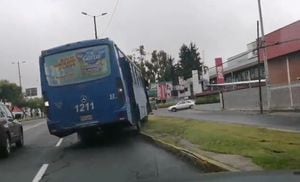 Quito: Bus se cruza el parterre en la avenida Galo Plaza Lasso