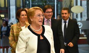 Bachelet se vengó del “slash-slash”: Presidenta se atrevió leyendo una nueva dirección de sitio web