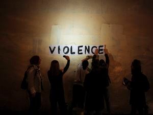 París acoge una marcha contra la violencia doméstica