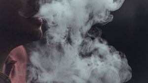 Ministerio de Salud advierte que fumar aumenta el riesgo de tener síntomas graves de COVID-19