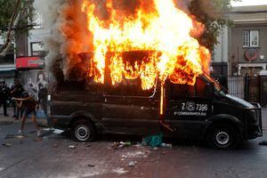 En plena manifestación en Plaza Italia incendian vehículo de carabineros