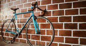 Andar en bicicleta y correr podrían hacerte más feliz que el dinero, revela estudio