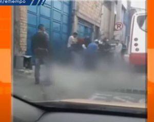 (VIDEO) Con palos, tubos y armas blancas, ciudadanos sometieron a ladrón en Bogotá