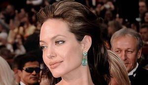 Angelina Jolie muestra la forma más elegante de lucir un vestido tipo gabardina si tienes 40 años