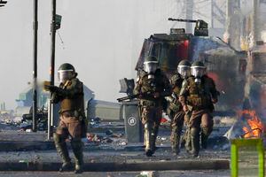 "Son más parecidos a una piedra que a una bala de goma": estudio concluye que balines de Carabineros son 80% metálicos y apenas 20% de caucho