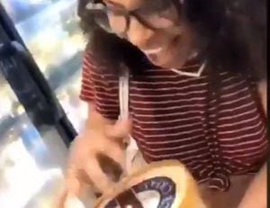 VIDEO: joven podría enfrentar 20 años de cárcel por lamer un helado en Walmart