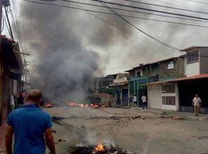 Manifestantes queman casa de infancia de Hugo Chávez