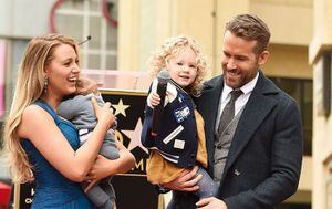 Ryan Reynolds lo hizo de nuevo: Celebró el Día del Padre "trolleando" a sus hijas y hermanos