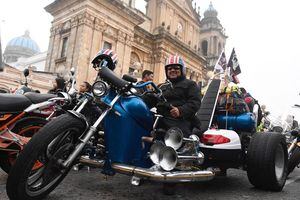 VIDEO. Motorista de Chimaltenango recorrerá la Caravana del Zorro con un triciclo
