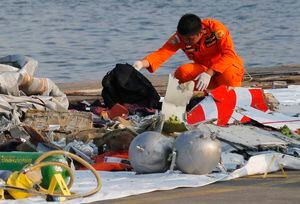 Las impactantes imágenes de los restos del avión de Lion Air que se estrelló en pleno mar de Indonesia