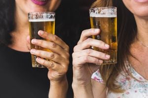 Mujeres que toman cerveza son más fieles, lo dice un estudio