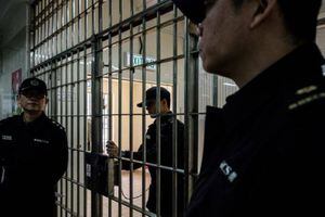 Guardia de cárcel en China contagió el coronavirus a más de 500 presos