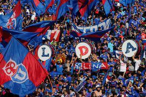 La polémica polera de los hinchas azules para burlarse de Colo Colo