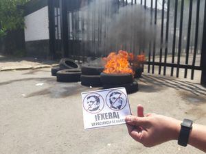 Colo Colo en llamas: hinchas furiosos queman neumáticos en el Monumental y piden la salida de Mosa