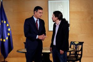 Pedro Sánchez firma un acuerdo con Podemos para formar Gobierno en España