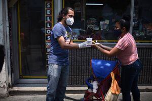 Restaurante Rayuela regala cientos de almuerzos diarios a personas necesitadas