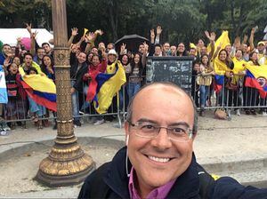 A Ricardo Orrego le volvieron a robar un beso en vivo, pero esta vez fue una famosa presentadora