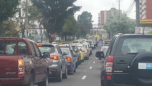 Semáforo rojo en Quito: congestión vehicular en la Mariscal Sucre