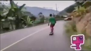 ¡Total imprudencia! Joven casi pierde su vida al montar su patineta en la vía El Torneado-Balsapamba, provincia de Bolívar