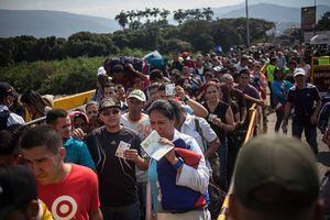 Pedir pasaporte a venezolanos es como el muro en Estados Unidos, según Defensor Público de Ecuador