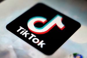 TikToker gana 49 mil dólares mensuales por permitir que sus seguidores lo despierten con alarmas ruidosas