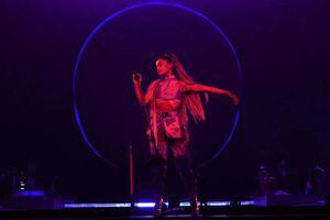 Ariana Grande lloró en el escenario mientras recordaba a su ex novio Mac Miller