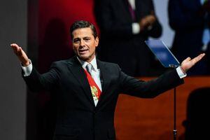 FOTO. Captan a Enrique Peña Nieto usando tacones ¿para alcanzar a Tania Ruiz?