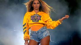 Bailarines protegen a Beyoncé por objeto que un fan le lanzó al escenario