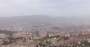 Así se ve Medellín cubierta por la nube de polvo que viajó desde el desierto del Sahara