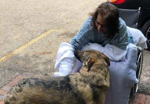 Mujer perdió sus manos y piernas luego de contraer una infección por besar a su perro