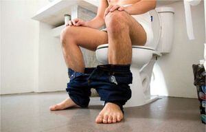 Lo dicen los urólogos: Estos son los motivos por los que el hombre debería orinar sentado