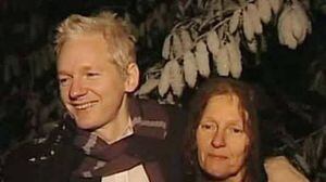 Madre de Julian Assange acusa a Lenín Moreno de "engañoso, podrido traidor”