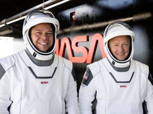 Video: NASA regresa a astronautas de SpaceX y los lanza al océano cerca del Huracán Isaías