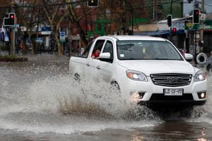 Granizos y truenos sorprenden a los capitalinos: se mantienen alertas por lluvia