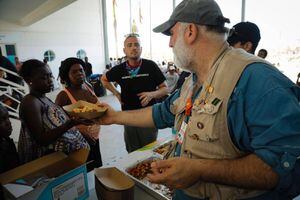 Chef José Andrés continúa esfuerzo por alimentar a miles de damnificados en las Bahamas