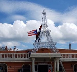 Gigantesca Torre Eiffel sorprende en panadería de Caguas