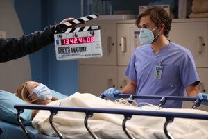 Grey’s Anatomy: Nova foto dos bastidores da 18ª temporada deixa fãs emocionados; ‘[SPOILER] está de volta’