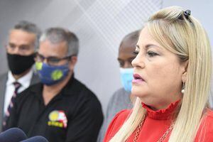 Irrumpen en actividad para exigirle renuncia a Wanda Vázquez