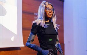 Robot humanoide nombrada CEO de una empresa ofrece una entrevista en la que hace alarde que trabaja sin descansar