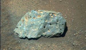 Científicos de la NASA intrigados por extraña roca verde hallada en Marte