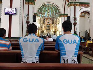 La visita espiritual hecha por el equipo de ciclismo antes de su prueba de ruta