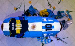 ¡Total irrespeto! Empleado de funeraria se fotografió con los restos de Maradona